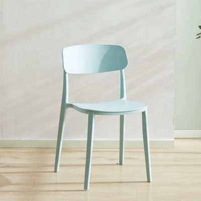 Poltrona di plastica rossa impilabile per il design nordico moderno in hotel, ristorante, banchetto o zona pranzo domestica