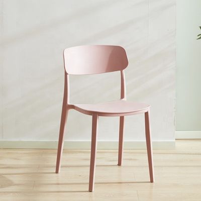Poltrona di plastica rossa impilabile per il design nordico moderno in hotel, ristorante, banchetto o zona pranzo domestica