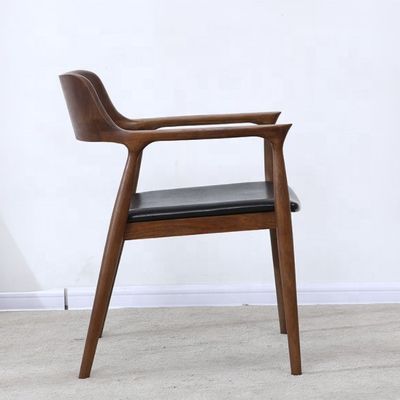 Sedia da pranzo specifica con imballaggio postale e braccio da pranzo creativo Sedia in legno per stile moderno