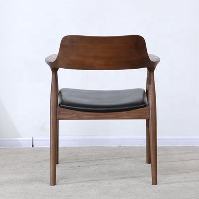 Sedia da pranzo specifica con imballaggio postale e braccio da pranzo creativo Sedia in legno per stile moderno