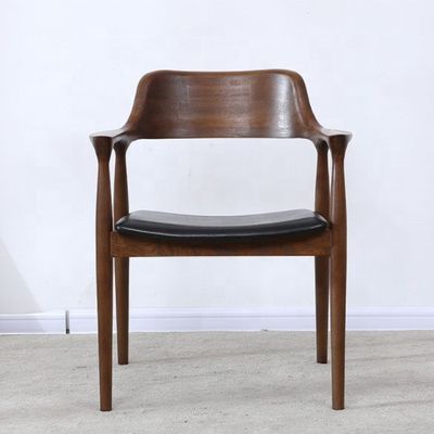 Sedia da pranzo specifica con imballaggio postale e braccio da pranzo creativo Sedia in legno per stile moderno