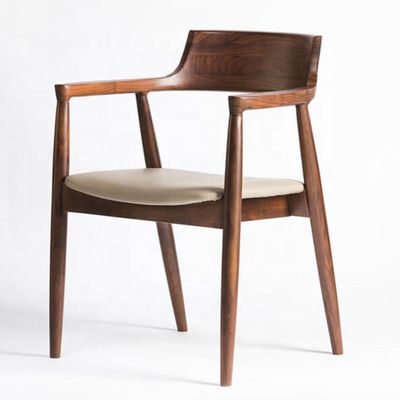 Sedia da pranzo specifica con imballaggio postale e braccio da pranzo creativo Sedia in legno per stile moderno