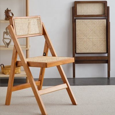 Sedie pieghevoli in legno massello e rotino per mobili moderni dall'aspetto naturale