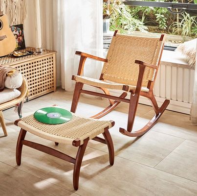 Aggiungi un tocco di eleganza al tuo salotto all' aperto con una sedia a dondolo in legno massello con corda vintage.