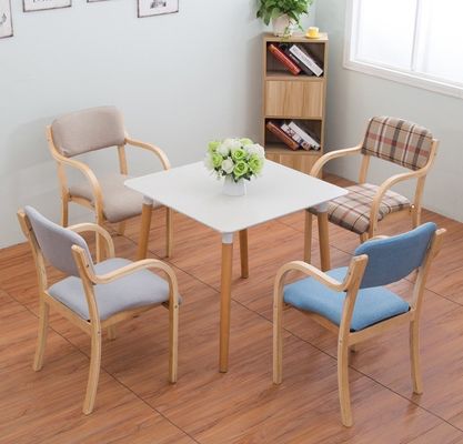 Sedile da pranzo in legno massello naturale impilabile per eventi Sedile di legno finitura laccata