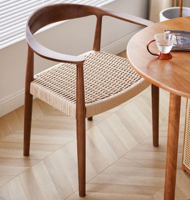 Sedia da pranzo d'albergo di lusso vintage con sedile a cordone tessuto e costruzione in legno massello