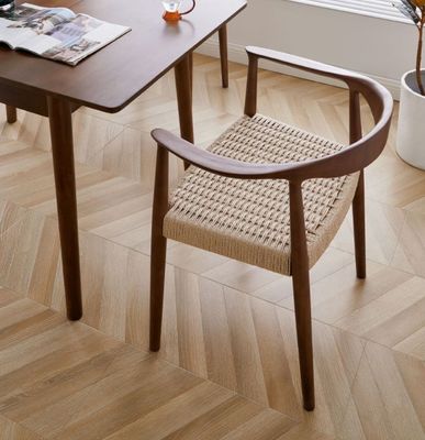 Sedia da pranzo d'albergo di lusso vintage con sedile a cordone tessuto e costruzione in legno massello