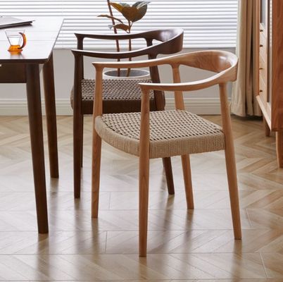 Sedia da pranzo d'albergo di lusso vintage con sedile a cordone tessuto e costruzione in legno massello