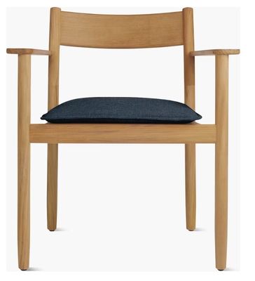 Sedia imbottita in legno per cantina e elegante esperienza culinaria