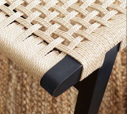 Moderna sedia da soggiorno in legno tessuto a corda in legno massello sedia per il tempo libero per la sofisticazione nel design nordico