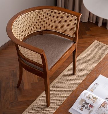 Semplice poltrona poltrona da pranzo con design moderno e colore naturale legno e materiale di rattan per ufficio e ristorante