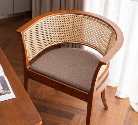 Semplice poltrona poltrona da pranzo con design moderno e colore naturale legno e materiale di rattan per ufficio e ristorante