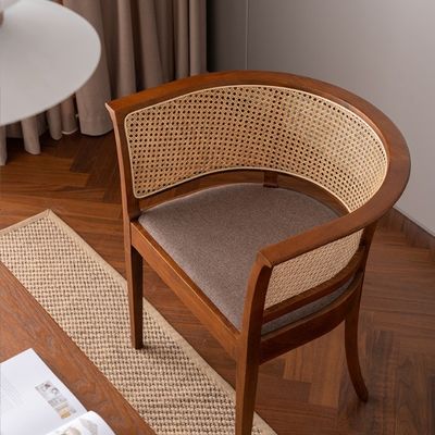 Semplice poltrona poltrona da pranzo con design moderno e colore naturale legno e materiale di rattan per ufficio e ristorante