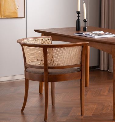 Semplice poltrona poltrona da pranzo con design moderno e colore naturale legno e materiale di rattan per ufficio e ristorante