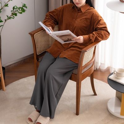 Semplice poltrona poltrona da pranzo con design moderno e colore naturale legno e materiale di rattan per ufficio e ristorante