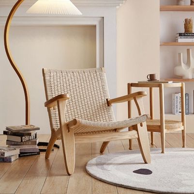 Arredamento di salotto in stile moderno Sedile da pranzo in legno massello con sedile a cordone tessuto e braccio in legno in naturale/noce/nero