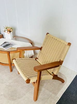 Arredamento di salotto in stile moderno Sedile da pranzo in legno massello con sedile a cordone tessuto e braccio in legno in naturale/noce/nero