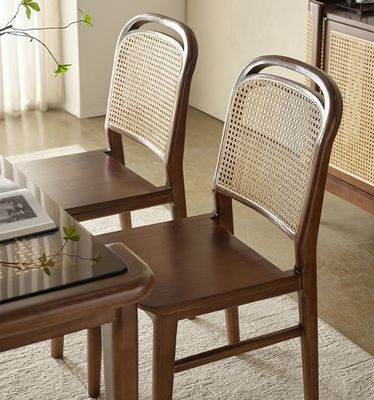 Finitura per mobili da soggiorno Nitrolacquer Sedile da pranzo in legno massello per design ricreativo in rattan