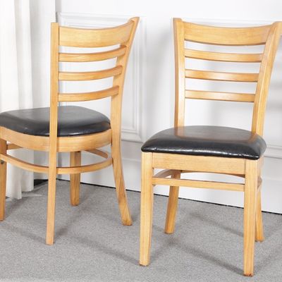 Poltrona da pranzo in legno massello di design nordico versatile e funzionale