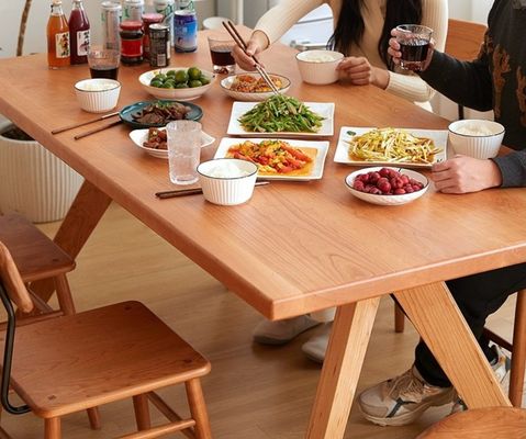 Tavoli e sedie in legno massello per ristoranti Set di tavolo da pranzo in legno rettangolare in design moderno