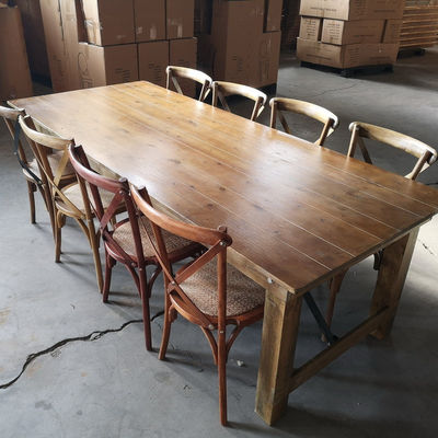Tavolo da pranzo in legno massello con design moderno e struttura robusta