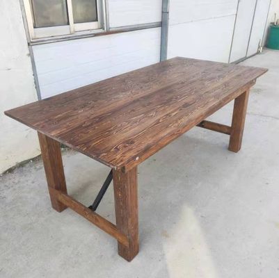 Tavolo da pranzo in legno massello con design moderno e struttura robusta