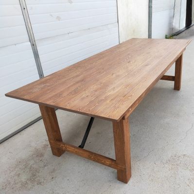 Tavolo da pranzo in legno massello con design moderno e struttura robusta