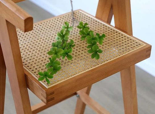 Sedile a sgabello in legno massello con schienale e braccia naturale/noce/nero