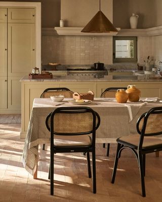 Sedia da pranzo in legno naturale in stile vintage con sedile in tessuto e schienale in rotino reale W47*D51*H82.5CM