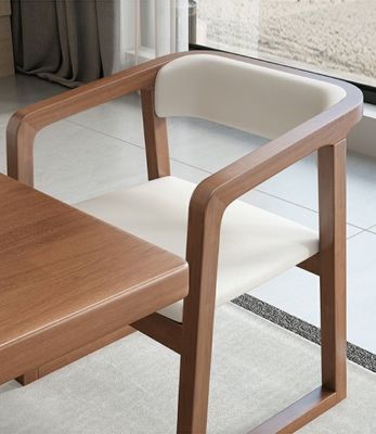 Sedia da pranzo in pelle PU in legno massello in design nordico e colore nero/noce/personalizzato per la cucina moderna