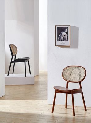 Vivi la perfetta miscela di classico e moderno con una sedia da pranzo in legno rivestita di tessuto in stile italiano