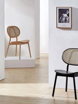 Vivi la perfetta miscela di classico e moderno con una sedia da pranzo in legno rivestita di tessuto in stile italiano