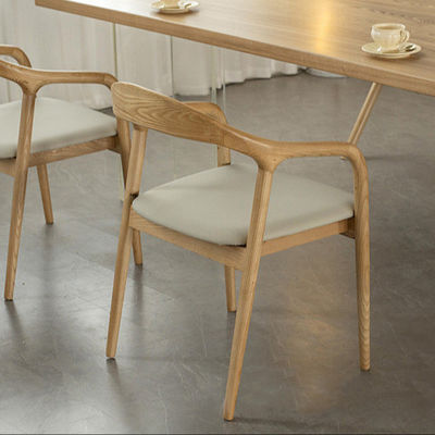 Aggiungi un tocco di eleganza alla tua sala da pranzo con il design di una sedia da pranzo in legno bianco in stile nordico