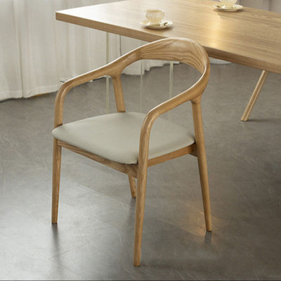 Aggiungi un tocco di eleganza alla tua sala da pranzo con il design di una sedia da pranzo in legno bianco in stile nordico