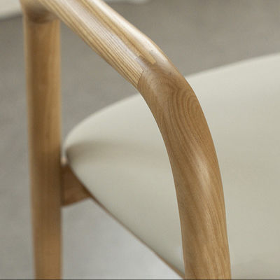 Aggiungi un tocco di eleganza alla tua sala da pranzo con il design di una sedia da pranzo in legno bianco in stile nordico