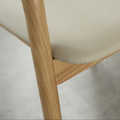Aggiungi un tocco di eleganza alla tua sala da pranzo con il design di una sedia da pranzo in legno bianco in stile nordico