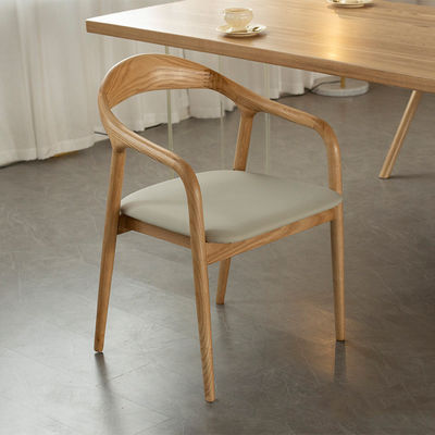 Aggiungi un tocco di eleganza alla tua sala da pranzo con il design di una sedia da pranzo in legno bianco in stile nordico