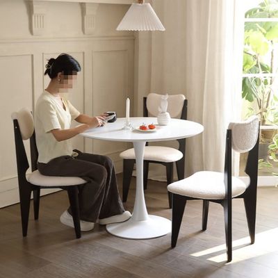 Sedile da pranzo in legno con colore personalizzato e gambe nere in velluto bianco