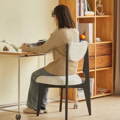Sedile da pranzo in legno con colore personalizzato e gambe nere in velluto bianco