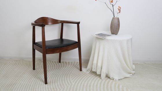 Nitrolacquer Finish Nordic Solid Wood Armrest Cushion Chair for Dining Hotel Home Chair Presidential Chair Ristorante Cafè Store