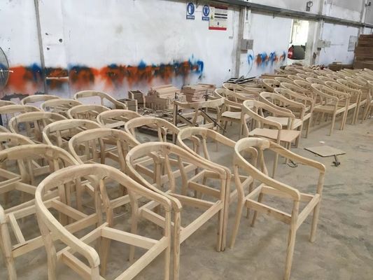 Sedile da pranzo con braccioli in legno massello in stile banchetto classico per matrimonio in albergo