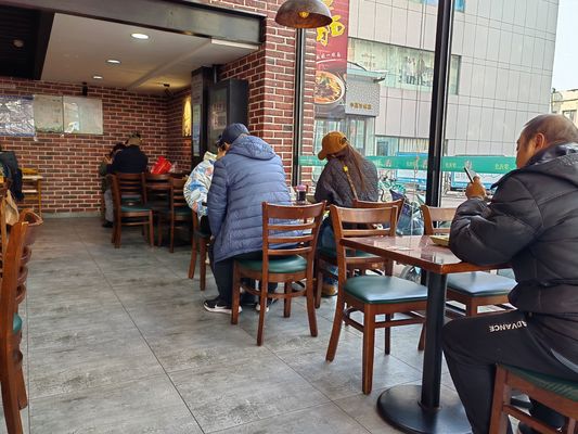 Imballaggio N Scala da ristorante in legno Sedile posteriore per mangiare Sedile in legno massello personalizzato