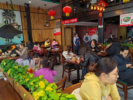 Imballaggio N Scala da ristorante in legno Sedile posteriore per mangiare Sedile in legno massello personalizzato