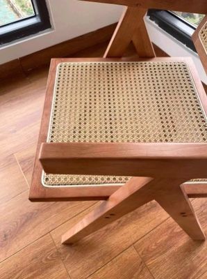 Sedile da pranzo in legno massello naturale con schienale di rotino moderno in finitura nera