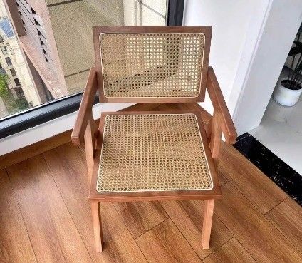 Sedile da pranzo in legno massello naturale con schienale di rotino moderno in finitura nera