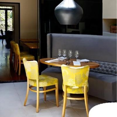 OEM sedia da pranzo in legno con gambe in legno per tessuto nordico PU pelle banchetto hotel ristorante evento e design regolabile