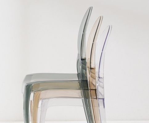 Moderna sedia da pranzo impilabile realizzata in materiale PC trasparente per impilabile in salotto al hotel