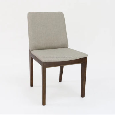 Sedia da pranzo in legno massello con rivestimento e braccio con accento