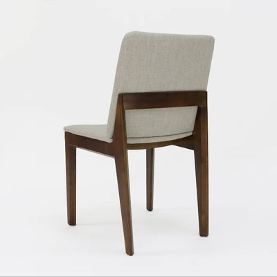 Sedia da pranzo in legno massello con rivestimento e braccio con accento