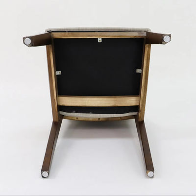 Sedia da pranzo in legno massello con rivestimento e braccio con accento